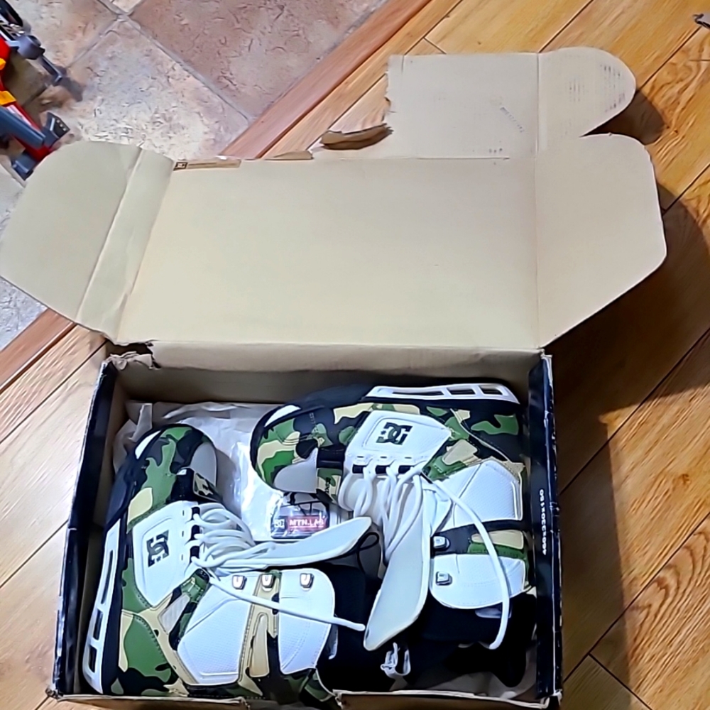 +SNOWBOARD BOOTS MENS SIZE 8